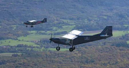 Avion leger aile-haute aerodrome Cergy-Pontoise