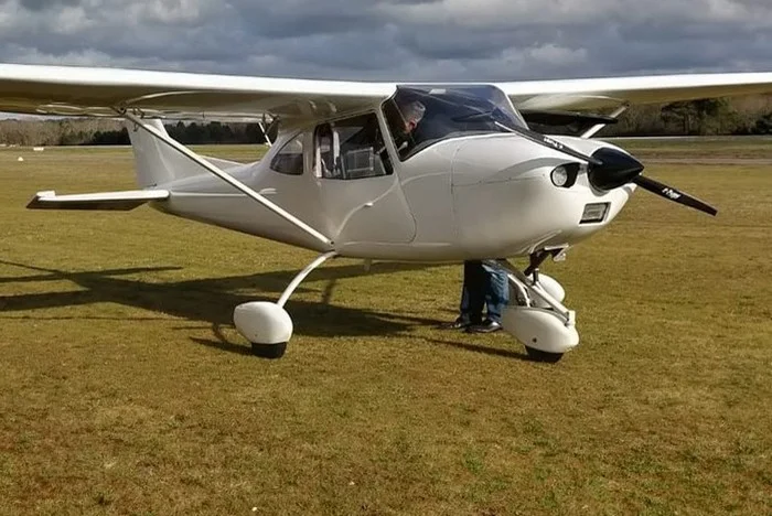 Avion leger aile-haute aerodrome Artigues-de-Lussac