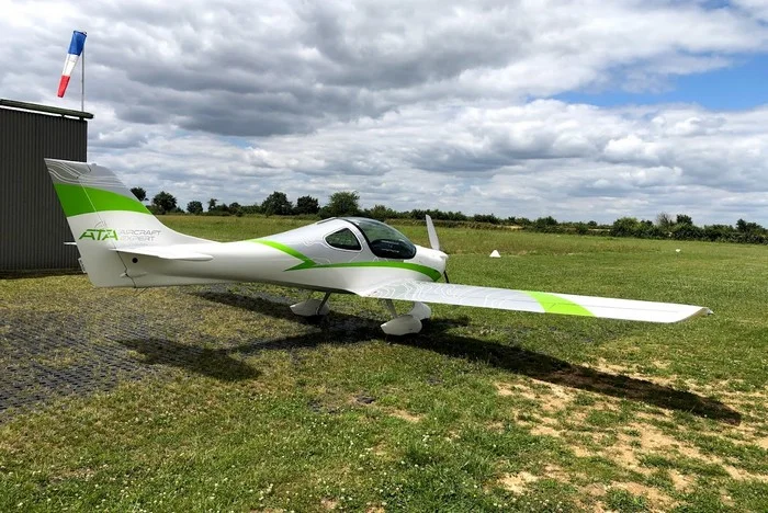 Avion leger aile-basse à l'aerodrome de Saint-Secondin
