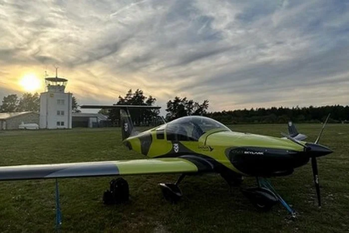Avion leger aile-haute aerodrome Cergy-Pontoise