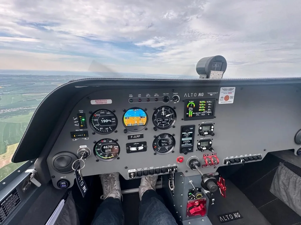  Aérodrome de Cergy Pontoise cockpit alto
