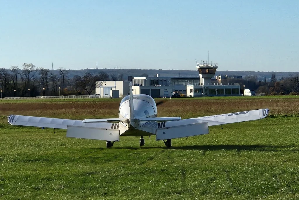  Aérodrome de Meaux-Esbly 26-8