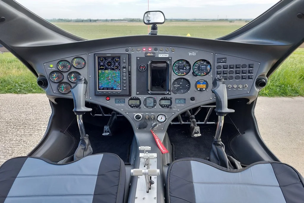 Aérodrome de Nîmes Courbessac gyrocoptere cockpit CAVALON