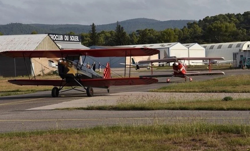 Aérodrome de Cuers Atterissage vol patrouille biplan