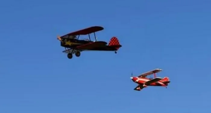 (83) Aérodrome de Cuers biplan en patrouille STAMP SV4-RS